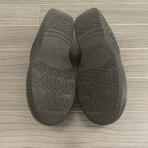 Dansko XP 2.0 Grey Floral Tooled Clogs. Size: 37 Width: Medium - Picture 4 of 4